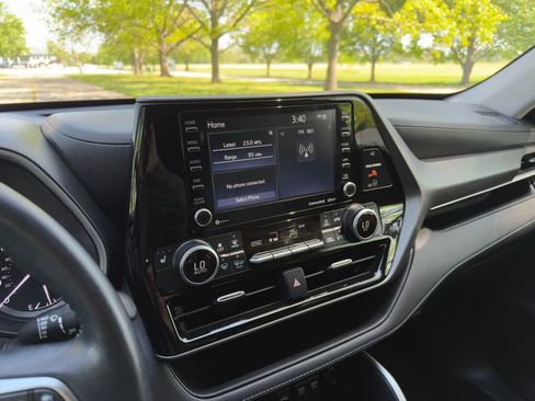 Used 2021 Toyota Highlander XLE AWD/4WD image 13