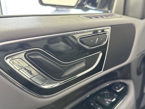 Used 2019 Lincoln Navigator Select image 12