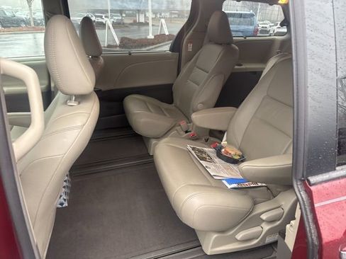 Used 2016 Toyota Sienna XLE Premium image 11