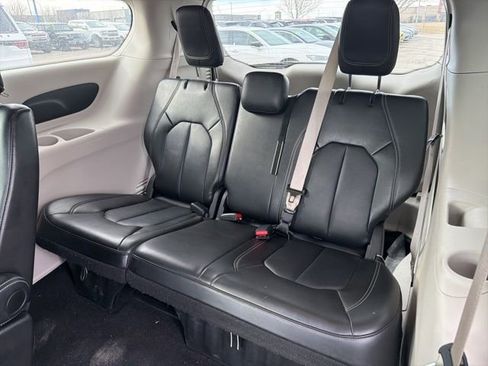 Used 2024 Chrysler Pacifica Touring-L image 11