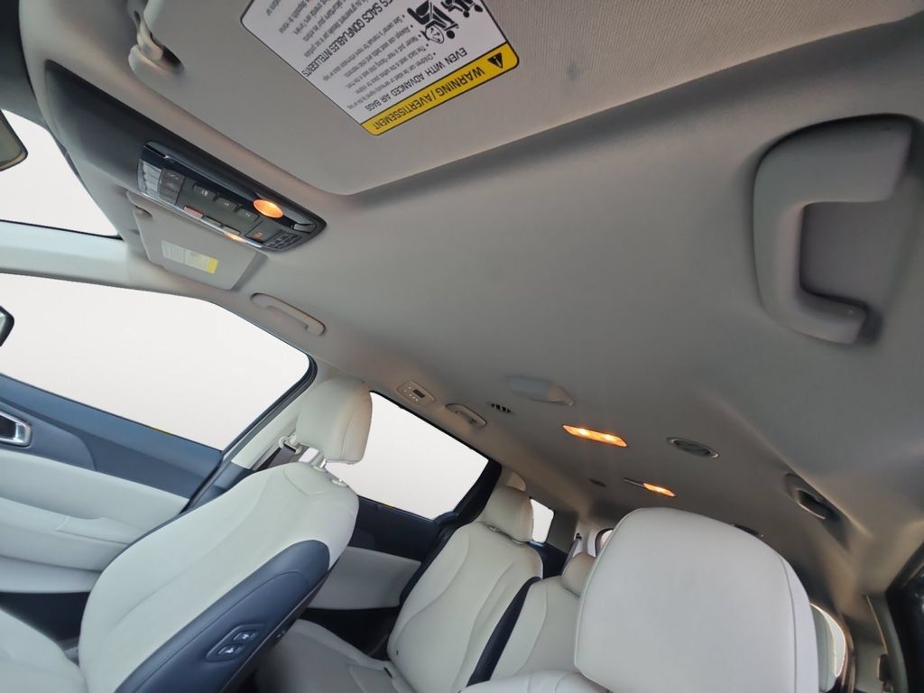 Used 2026 Kia Carnival EX FWD image 17