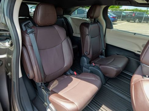 Used 2023 Toyota Sienna Platinum AWD/4WD image 32