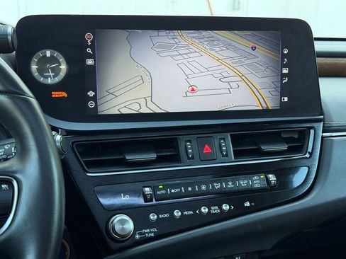 Certified 2022 Lexus ES 300h w/ Premium Package image 14