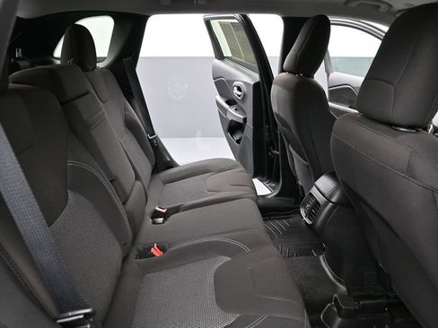 Used 2019 Jeep Cherokee Latitude w/ Popular Appearance Group FWD image 25