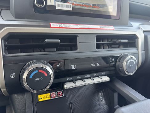 Certified 2025 Toyota Tacoma SR5 AWD/4WD image 26