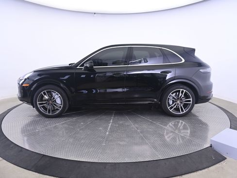 Used 2023 Porsche Cayenne Turbo AWD/4WD image 2