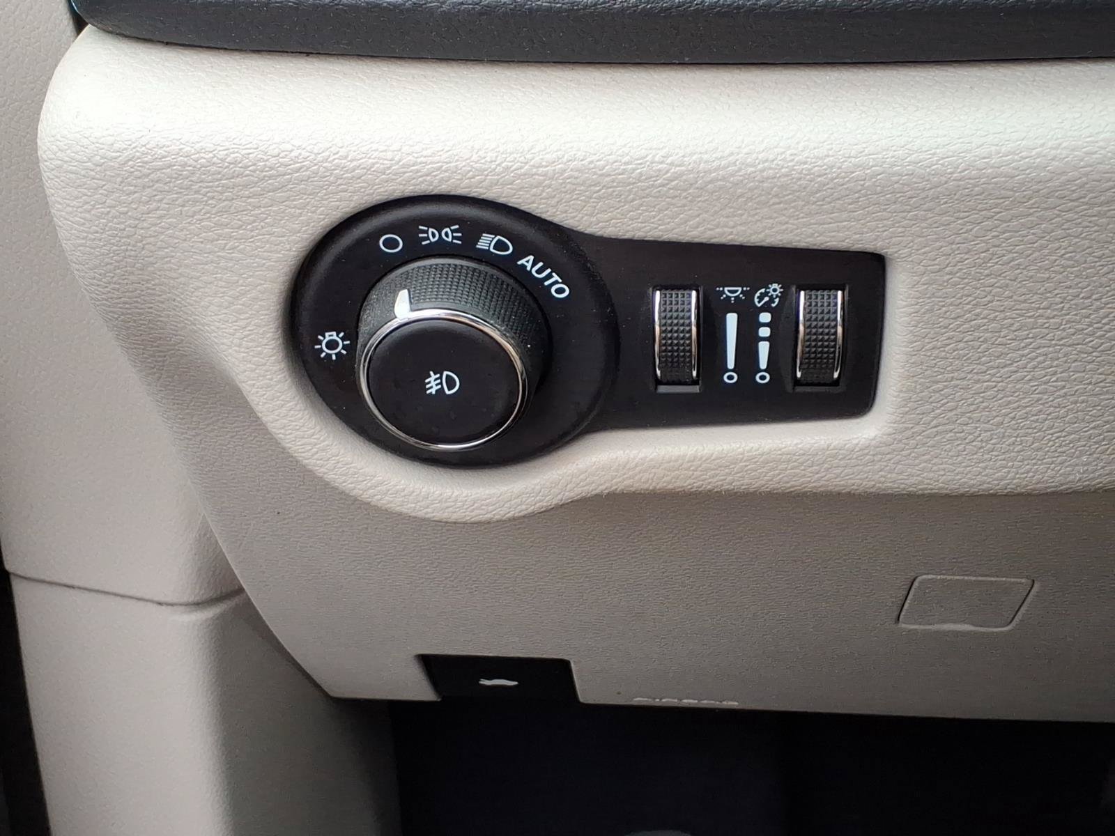 Used 2021 Chrysler Pacifica Touring-L FWD image 19