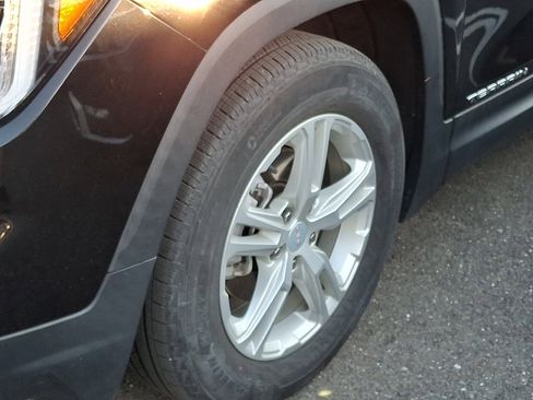 Used 2022 GMC Terrain SLE w/ Driver Convenience Package FWD image 10