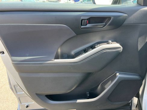 Used 2025 Toyota Highlander LE FWD image 15