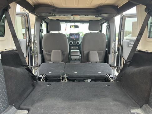 Used 2016 Jeep Wrangler Unlimited Sahara w/ Connectivity Group AWD/4WD image 33