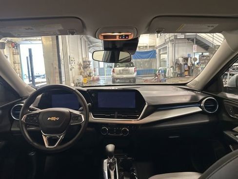Used 2025 Chevrolet Trax LT w/ LT Convenience Package FWD image 14