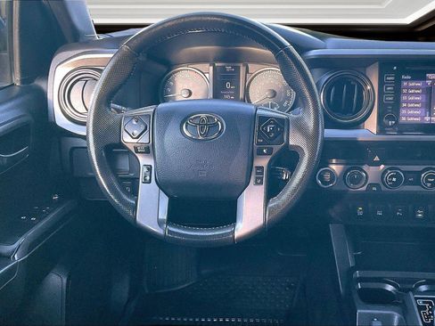 Used 2018 Toyota Tacoma TRD Sport image 5
