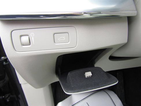 Used 2018 Volvo XC90 T5 Momentum w/ Convenience Package image 16