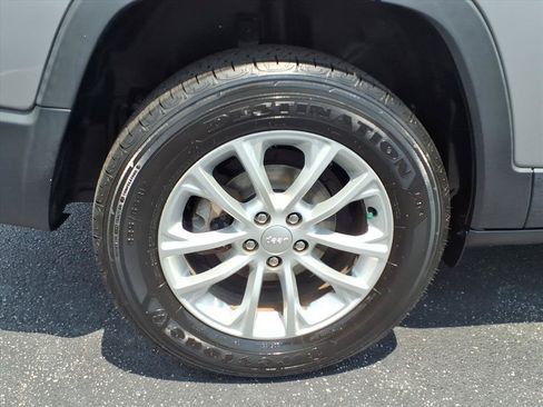 Used 2019 Jeep Cherokee Latitude w/ Popular Appearance Group FWD image 27