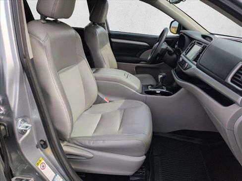 Used 2016 Toyota Highlander XLE image 21