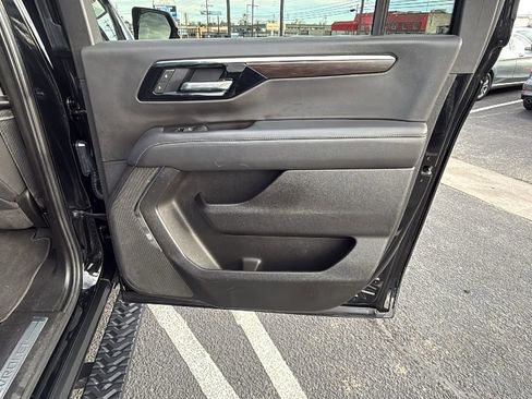 Used 2025 Chevrolet Suburban Z71 image 15