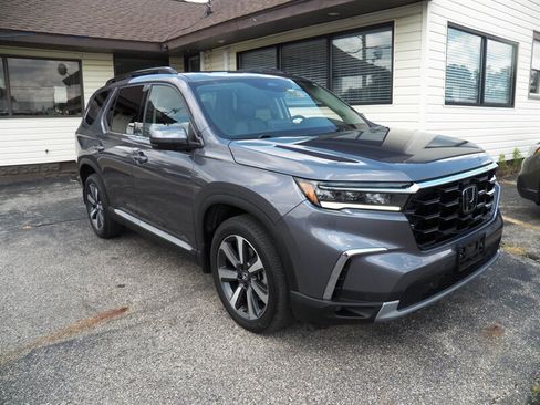 Used 2024 Honda Pilot Touring image 3
