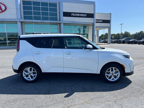 Used 2025 Kia Soul LX w/ LX Technology Package FWD image 7