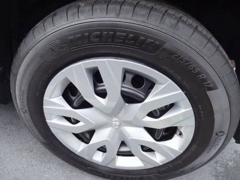 Used 2023 Toyota Corolla Cross L image 13