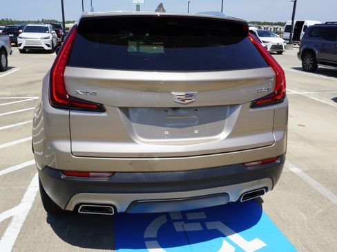 Used 2022 Cadillac XT4 Premium Luxury w/ Enhanced Visibility Package FWD image 8