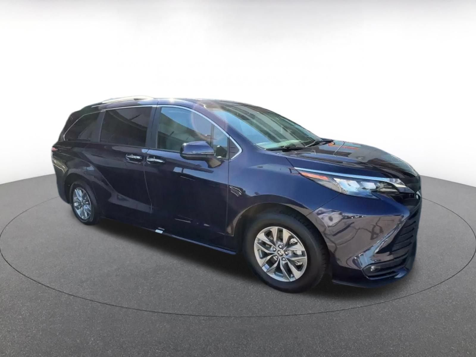 Used 2025 Toyota Sienna XLE FWD image 2