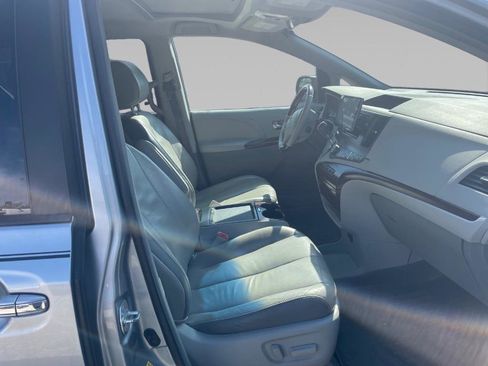 Used 2011 Toyota Sienna XLE image 10