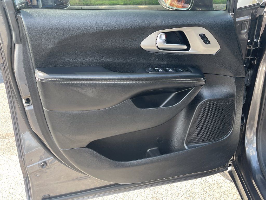 Used 2022 Chrysler Pacifica Limited w/ S Appearance Package FWD image 12