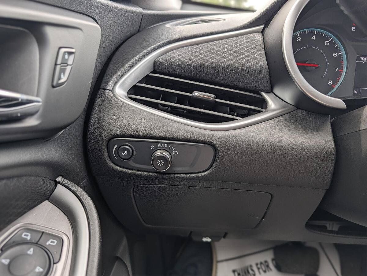 Used 2025 Chevrolet Malibu RS FWD image 24