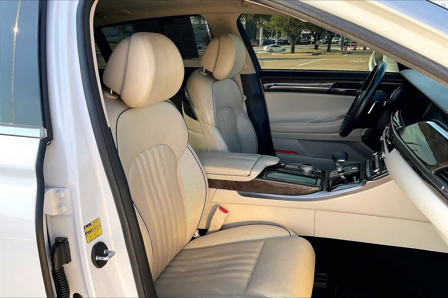 Used 2018 Genesis G90 3.3T Premium RWD image 12