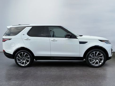 Used 2020 Land Rover Discovery Landmark image 2