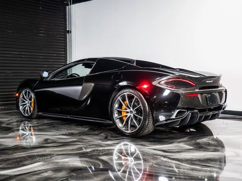 Used 2018 McLaren 570S Spider image 16