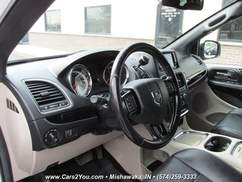 Used 2019 Dodge Grand Caravan SXT image 9