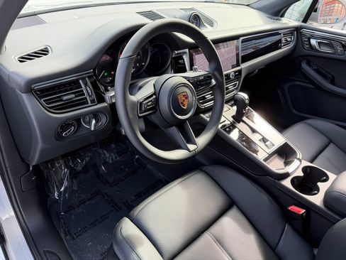 Used 2026 Porsche Macan AWD/4WD image 4
