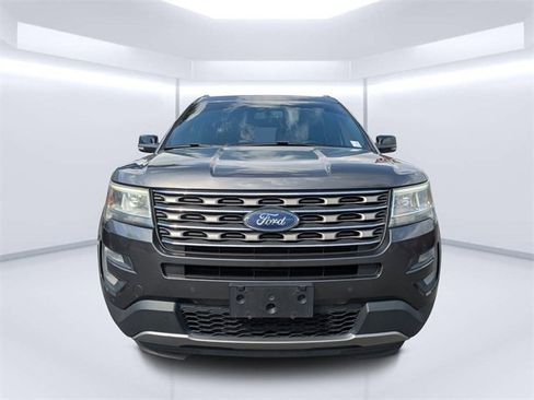 Used 2017 Ford Explorer XLT w/ Equipment Group 202A image 8