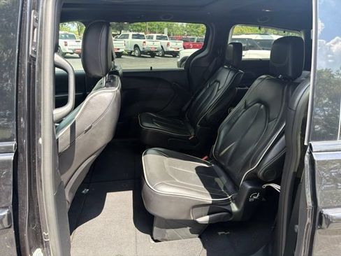 Used 2025 Chrysler Pacifica Limited FWD image 14