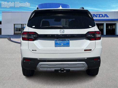 Used 2025 Honda Pilot TrailSport image 8