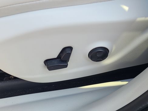 Used 2020 Jeep Cherokee Limited FWD image 19