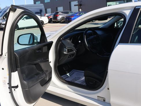 Used 2019 Jaguar XE Premium image 26