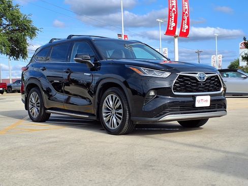 Used 2021 Toyota Highlander Platinum FWD image 3