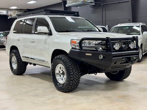 Used 2017 Toyota Land Cruiser image 7