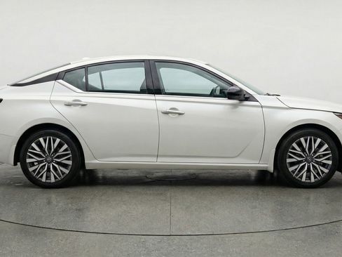 Used 2025 Nissan Altima 2.5 SV image 11