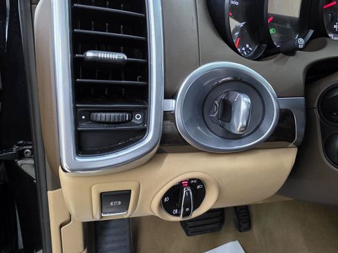 Used 2016 Porsche Cayenne AWD/4WD image 40