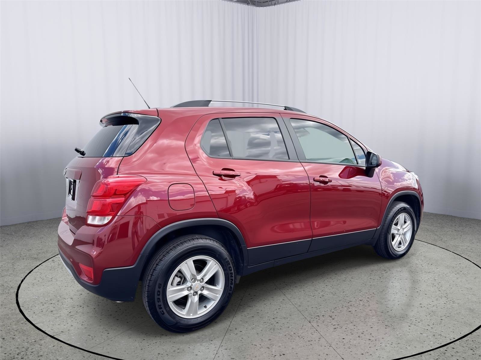 Used 2022 Chevrolet Trax LT w/ LT Convenience Package AWD/4WD image 7