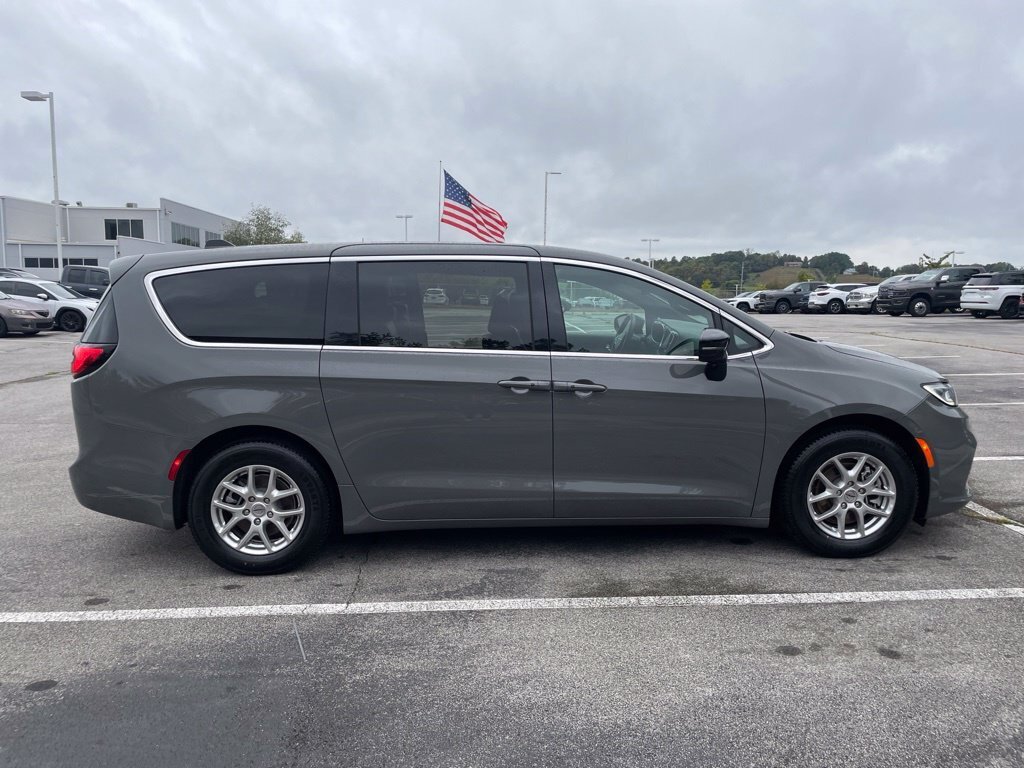 Used 2025 Chrysler Pacifica Select FWD image 6