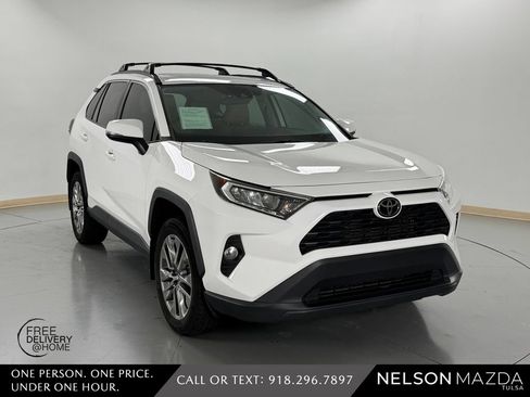 Used 2019 Toyota RAV4 XLE Premium AWD/4WD image 4