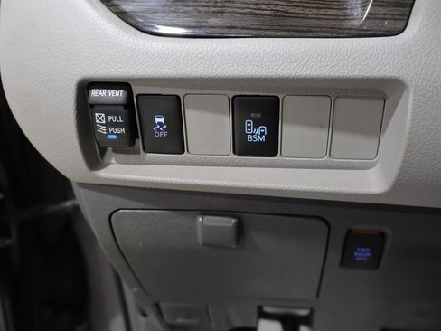 Used 2015 Toyota Sienna XLE AWD/4WD image 29
