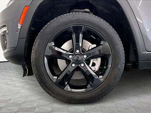 Used 2024 Jeep Grand Cherokee L Limited w/ Luxury Tech Group II image 9