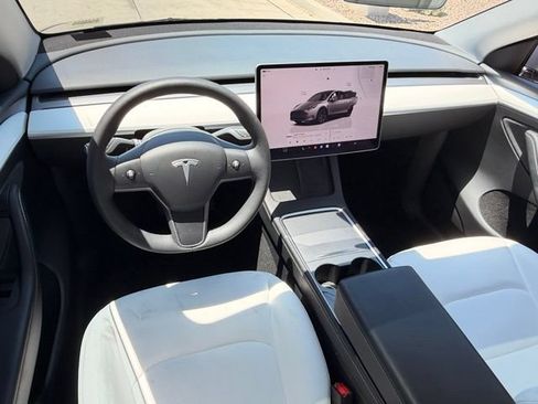 Used 2025 Tesla Model Y Long Range RWD image 4