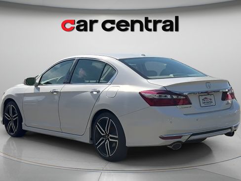 Used 2017 Honda Accord Touring image 3