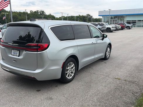 Used 2024 Chrysler Pacifica Touring-L FWD image 5